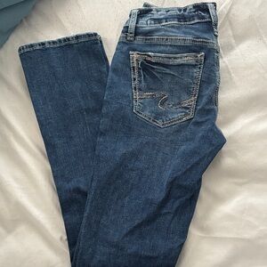 Classic Dark Wash Jeans with Back Pocket Stitching